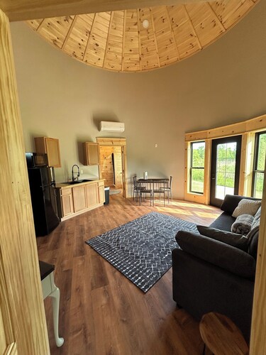 Quaint handicap accessible cabin- Perfect for a cozy getaway