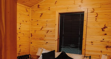 Quaint handicap accessible cabin- Perfect for a cozy getaway