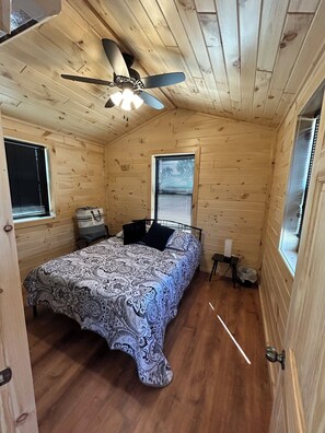 1 bedroom, bed sheets - Quaint handicap accessible cabin- Perfect for a cozy getaway (Bancroft)
