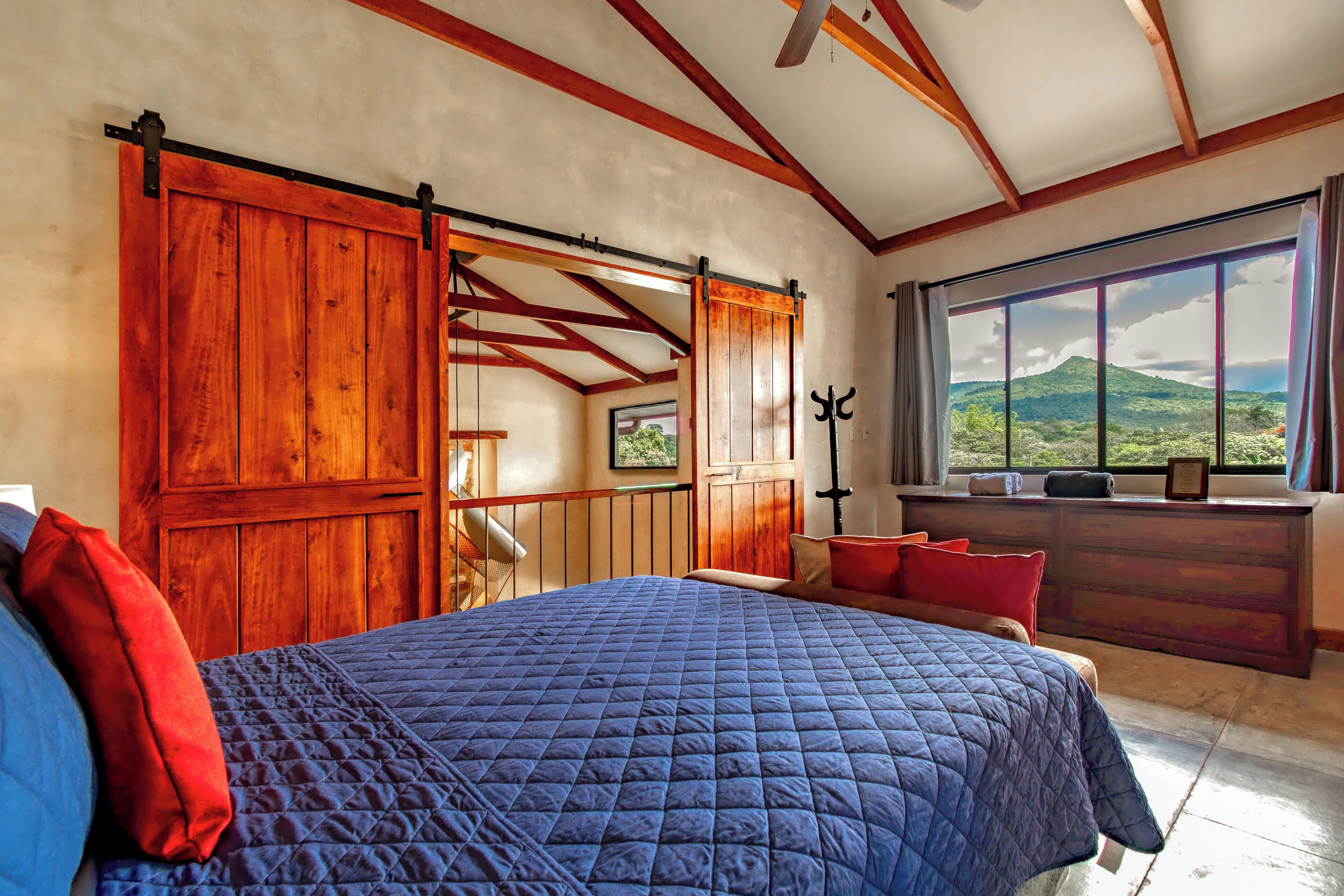 3 habitaciones, escritorio, tabla de planchar con plancha y wifi 