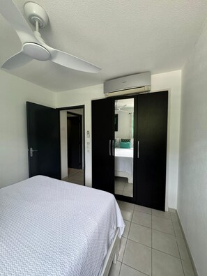 3 bedrooms, iron/ironing board, travel crib, free WiFi - 3 bedroom apartment with pool (Marigot)