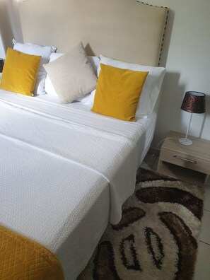 3 habitaciones, tabla de planchar con plancha y cuna de viaje 