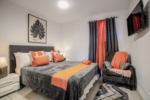 Pool & Mountain View Marigot Full Apt 3BDR 2BTH 6-7p
