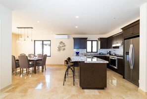 Jääkaappi, mikroaaltouuni, uuni, liesi