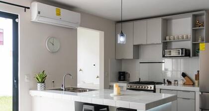 Spacious and modern 3 bedroom house with WiFi, Casa 57 San Miguel