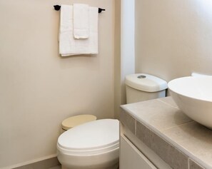 Shower, towels, soap, shampoo - Spacious and modern 3 bedroom house with WiFi, Casa 57 San Miguel (San Miguel)