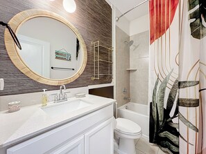 Een haardroger, handdoeken