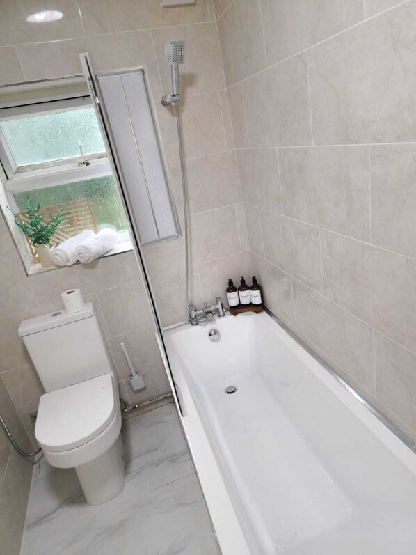 Haartrockner, Bidet, Handtücher, Seife