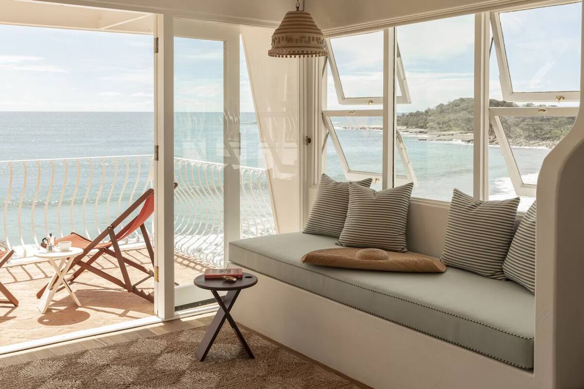 Deluxe-bungalow - balkon - havudsigt (Scopello) | Opholdsområde | 55-tommers smart-tv med digitale kanaler, smarte højttalere