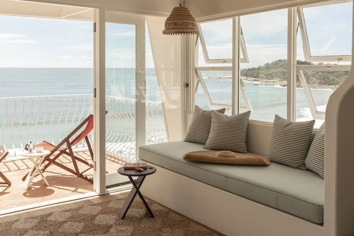 Bangalô luxo, sacada, vista para o oceano (Scopello) | Área de estar | Smart TV 55 polegadas com canais digitais, smart speakers