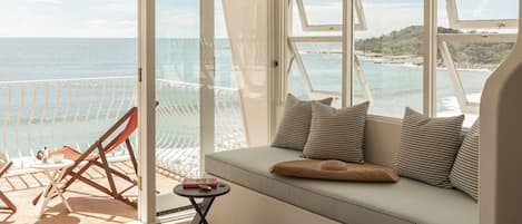 Deluxe Bungalow, Balcony, Ocean View (Scopello) | Ruang tamu | 55 inci sebuah televisyen pintar dengan digital, pembesar suara pintar