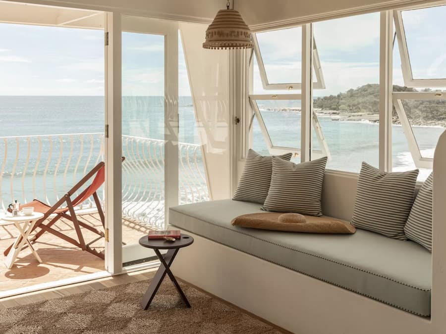 Bungalow – deluxe, balkong, havutsikt (Scopello) | Oppholdsområde | En 55-tommers smart-TV med digitale kanaler samt smarthøyttalere