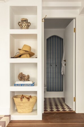 Ischia | Bathroom | Hair dryer, bathrobes, slippers, towels - Il Delfino Seaside Inn (Yamba)