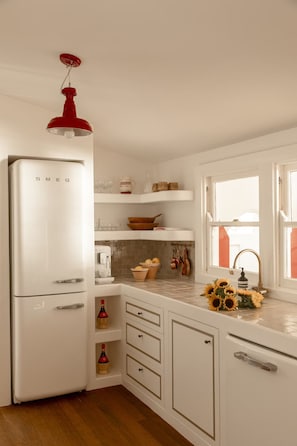 Portofino | Private kitchen | Coffee/tea maker, toaster, cleaning supplies - Il Delfino Seaside Inn (Yamba)