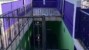 A rooftop terrace with a curved roof, a staircase, and a view of mountains. - Hostal Tequila (Tequila)
