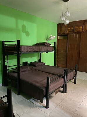 Basic-Doppel- oder -Zweibettzimmer | Laptopgeeigneter Arbeitsplatz