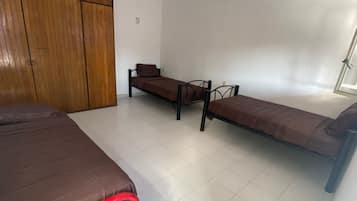 Habitación básica con 1 cama matrimonial o 2 individuales | Espacio para trabajar con laptop