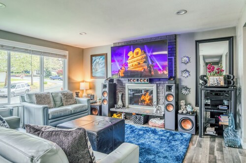 NO PARTIES! 3-bedroom with Hot Tub & Mt.Rainier Views and Huge Fenced Yard