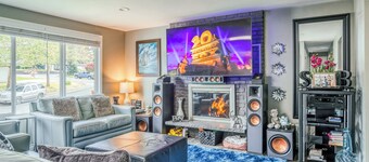 NO PARTIES! 3-bedroom with Hot Tub & Mt.Rainier Views and Huge Fenced Yard