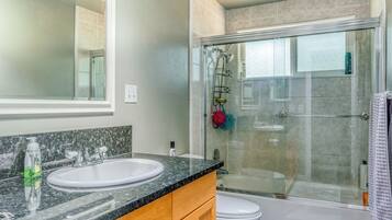 Toallas, jabón, papel de baño