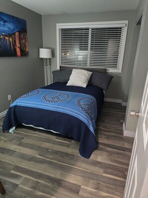 3 habitaciones, tabla de planchar con plancha, wifi y ropa de cama 