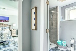 Towels, soap, toilet paper - NO PARTIES! 3-bedroom with Hot Tub & Mt.Rainier Views and Huge Fenced Yard.  (Kirkland)