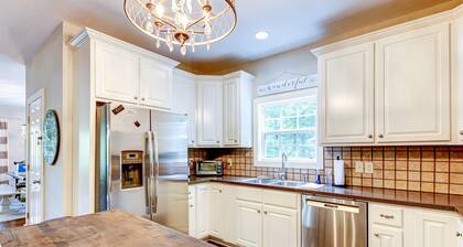 *Lakefront + Theater • Family Fun Hideaway in AL*