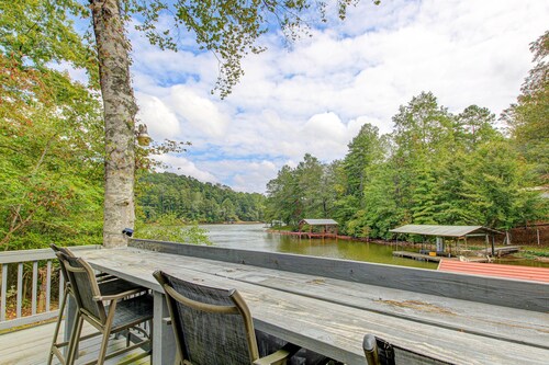 *Lakefront + Theater • Family Fun Hideaway in AL*