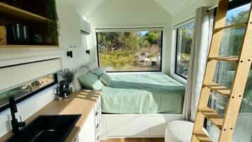 1 bedroom, desk, WiFi, bed sheets