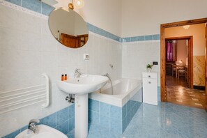 Een douche, een haardroger, een bidet, handdoeken