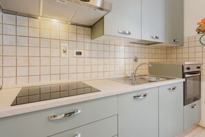 Køleskab, mikrobølgeovn, ovn, kogeplade