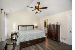5 bedrooms, desk, iron/ironing board, free WiFi - NEW construction by Notre Dame! 5 Bedrooms 4.5 Bathrooms! (South Bend)