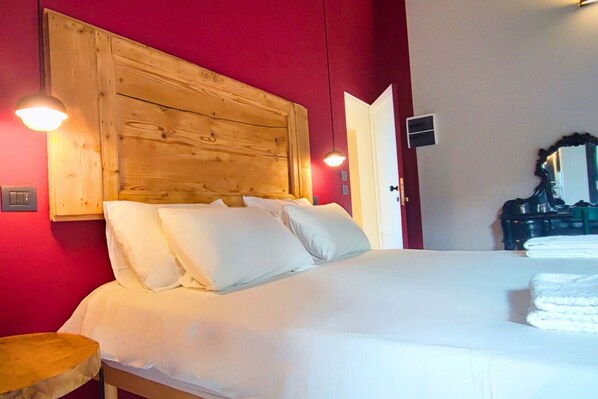 7 bedrooms, WiFi, bed sheets