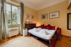 Iron/ironing board, bed sheets