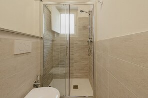 Shower, hair dryer, towels, shampoo - Calza studio by MMega (Firenze)