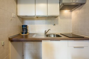 Cooktop, talheres/pratos/utensílios de cozinha