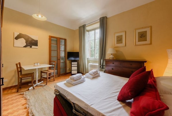 Iron/ironing board, bed sheets