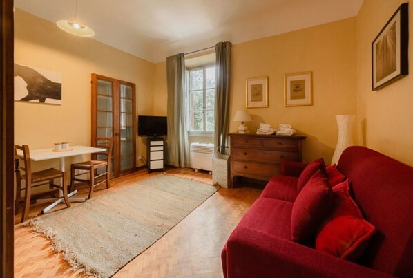 TV - Calza studio by MMega (Firenze)