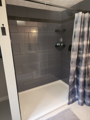 Een douche, een haardroger, handdoeken, zeep