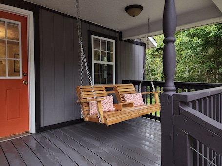 テラス / パティオ. Curve Cottage located on The Rattlesnake 192 just outside of Somerset.