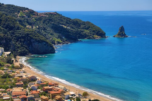 Experience Corfu: Komidoro, 2BR Villa - Lux, BBQ, Parking, Gym, Sleeps 4