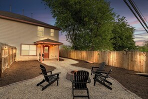 Terrace/patio - Entire Duplex - 10 Min From Downtown - Sleeps 20 (Austin)