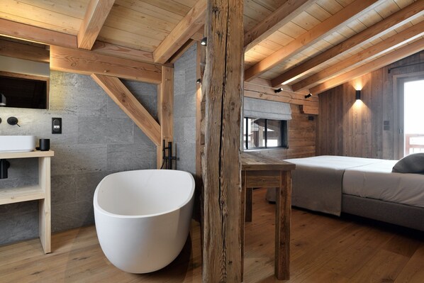 4 bedrooms, desk, free WiFi, bed sheets