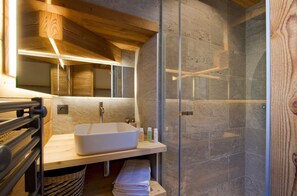 Toalhas de banho, sabonete, shampoo 