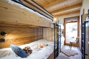 4 quartos, Wi-Fi de cortesia, roupa de cama