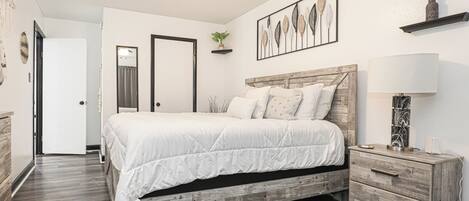 2 slaapkamers, een strijkplank/strijkijzer, reisbedje, gratis wifi