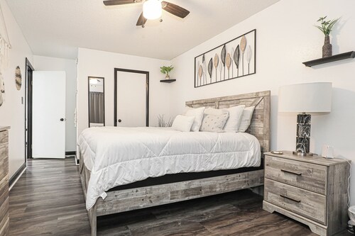 Cheerful and Charming 2-bedroom Townhouse in peaceful Hot Springs Village!