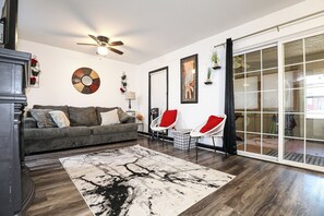 Smart TV, chimenea y libros