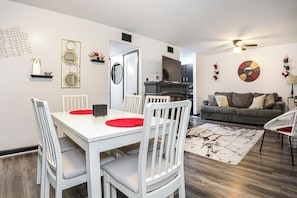 Dining - Cheerful and Charming 2-bedroom Townhouse in peaceful Hot Springs Village! (Hot Springs)