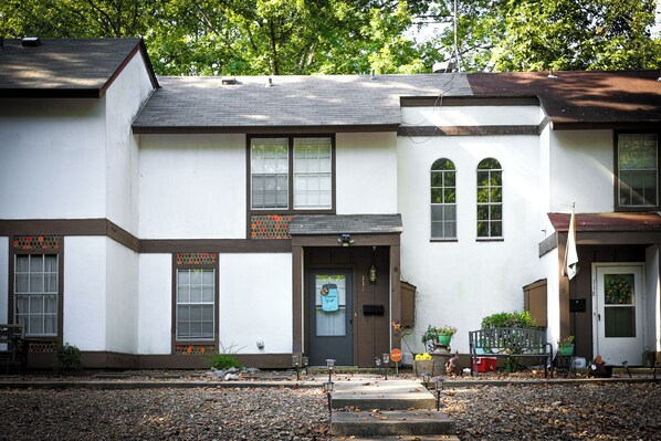 Exterior - Cheerful and Charming 2-bedroom Townhouse in peaceful Hot Springs Village! (Hot Springs)